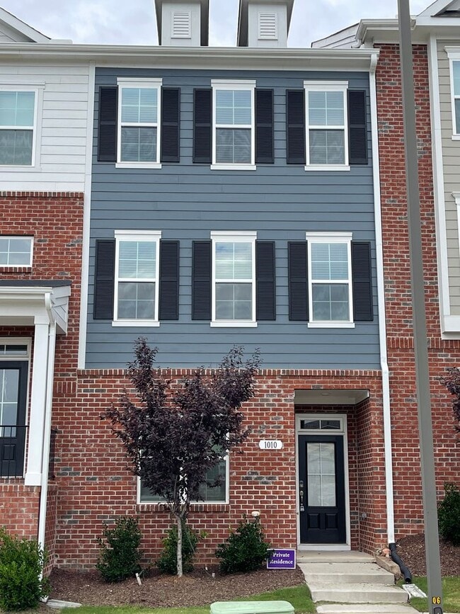 Building Photo - 1010 Gateway Commons Cir