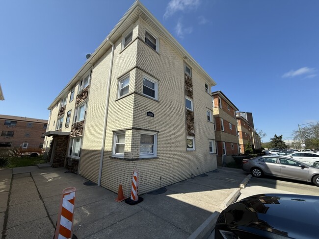 Building Photo - 8529 W Catalpa Ave