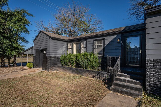 Foto del edificio - Home For Rent in SW Ardmore!