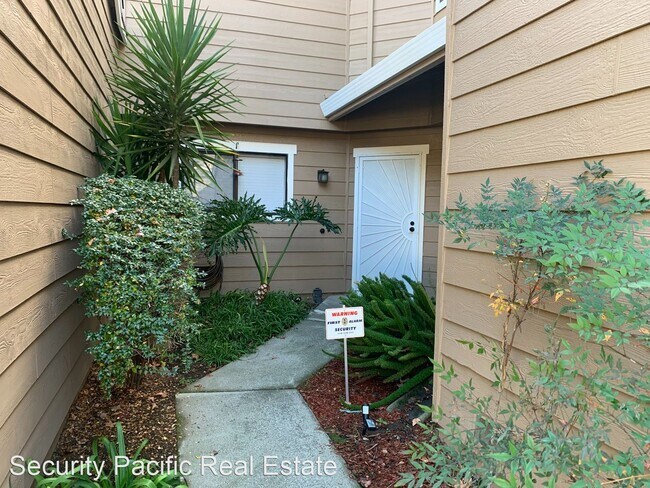 Building Photo - 3 br, 2.5 bath House - 104 Coventry