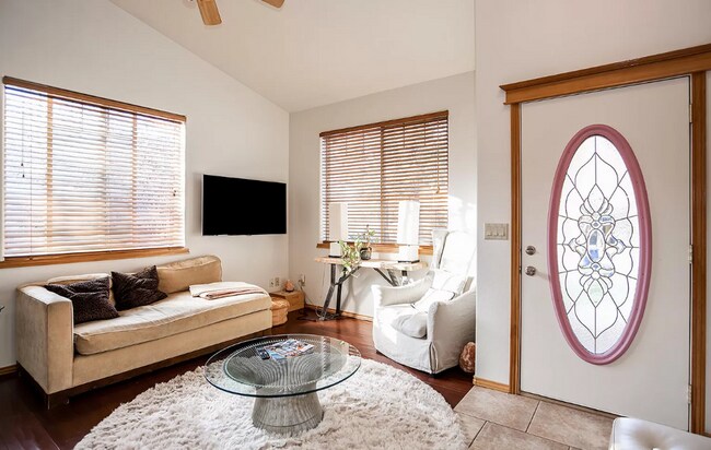 Foto del edificio - Single Level 2 Bed/2 Bath Townhome in Old ...
