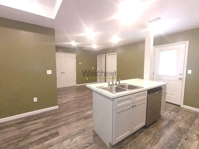 Foto del edificio - Modern 4Bed/2Bath house with fenced backyard and garage