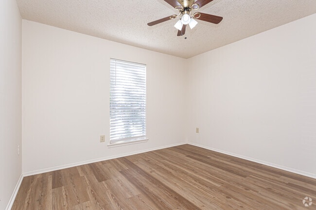 2 HAB, 2 BA - 987 ft² - Essex View