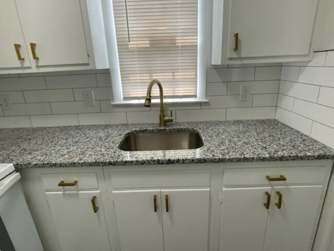 Foto del edificio - Room in Townhome on Greenbriar Rd