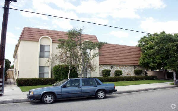 Foto principal - 10401 La Reina Ave