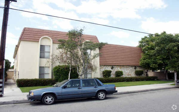 Primary Photo - 10401 La Reina Ave