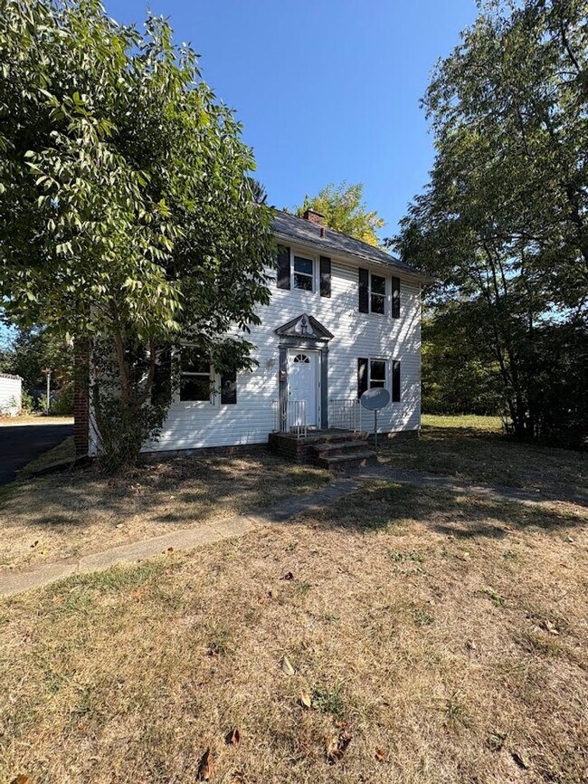 Building Photo - Three bedroom two bathroom home for rent