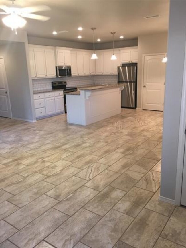 Foto del edificio - Rare 2 Bedroom Townhome Available 10/15/24!