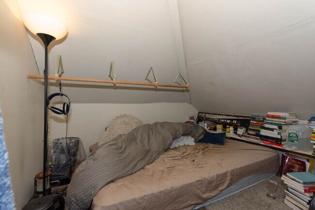 Foto del edificio - No Broker Fee | Renovated 6 Bed, 3 Bath with In-Unit Laundry | Brighton