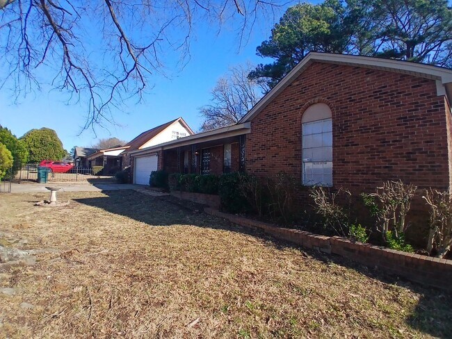 Foto del edificio - Beautifully Renovated 3 bedroom 2.5 bath Home - Open To Section 8