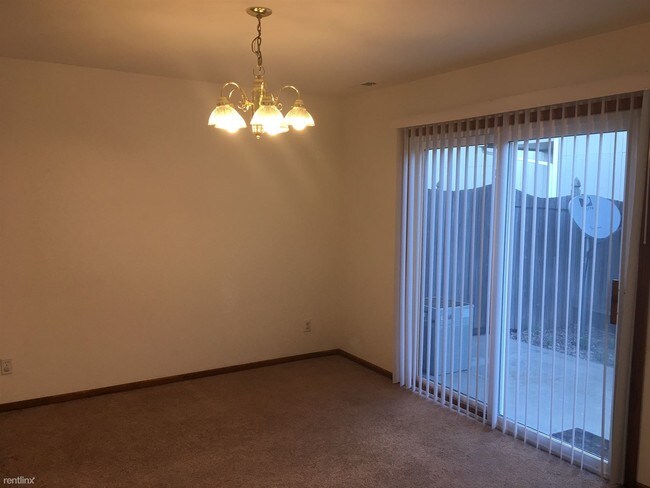 Building Photo - 3 br, 2.5 bath Duplex - 2900 Crestline Dr