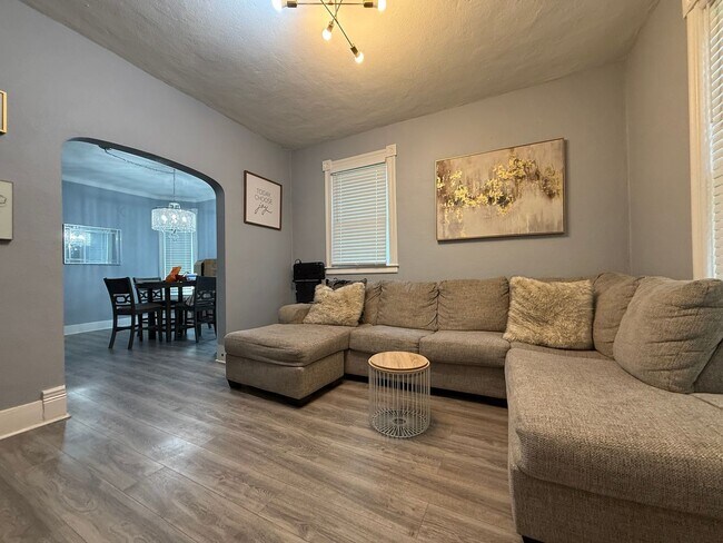 Building Photo - Stunning 3 Bedroom 1 Bathroom Single Famil...
