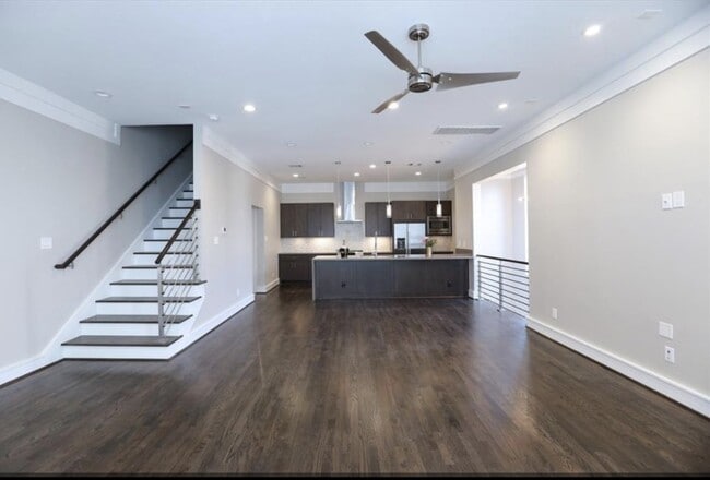 Building Photo - 5327 Lillian St