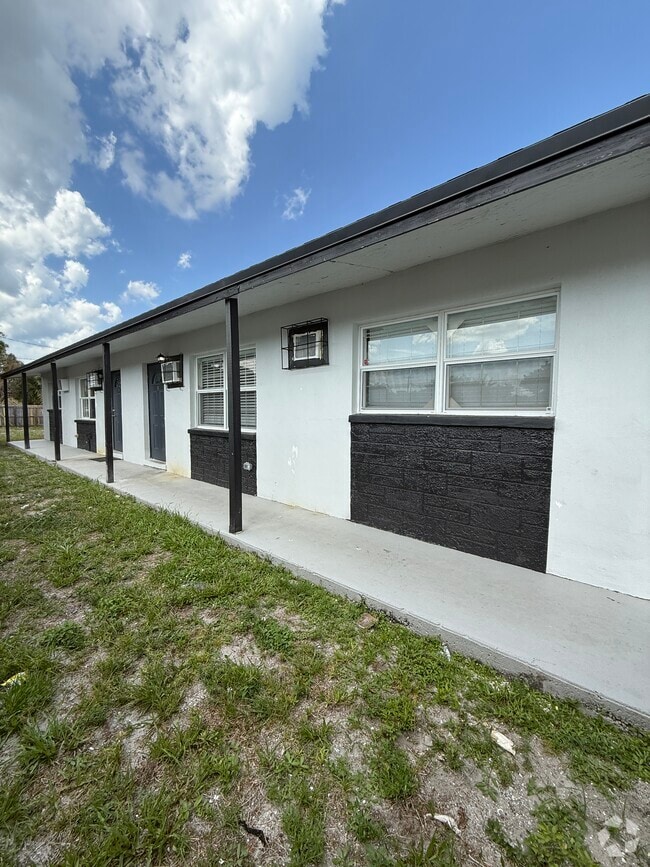 Building Photo - 1096 W 28th St