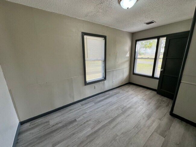 Building Photo - Cute 2bed 1 bath in Center of Moore