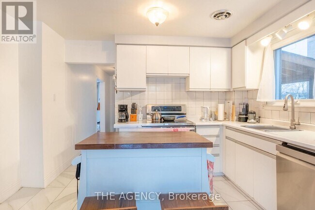 Building Photo - 65 Cloverdale Dr