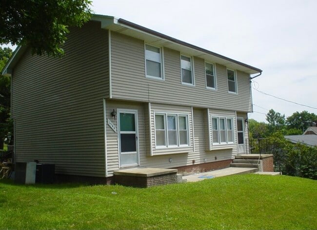 Building Photo - 1544 E Park Ave
