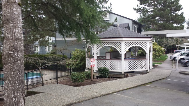 Mail boxes and swimming pool area - 11112 NE 124th Ln