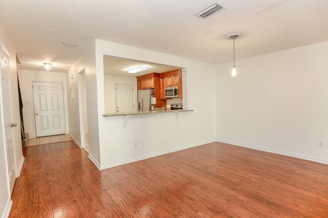 Building Photo - "Charming Kempsville Lake Townhome – Great Amenities & Location!"