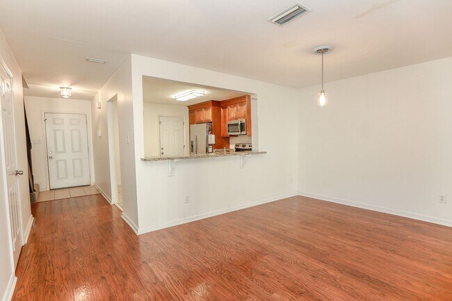 Foto del edificio - "Charming Kempsville Lake Townhome – Great Amenities & Location!"