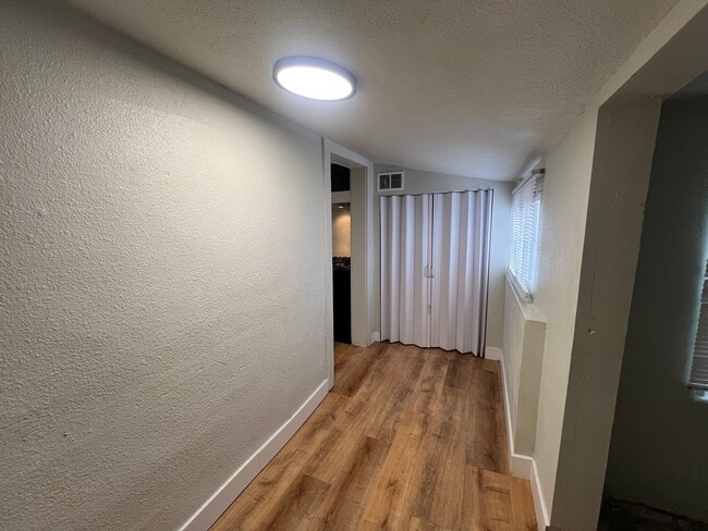 Building Photo - 2 Bed 1 Bath House in Westwood Neighborhood