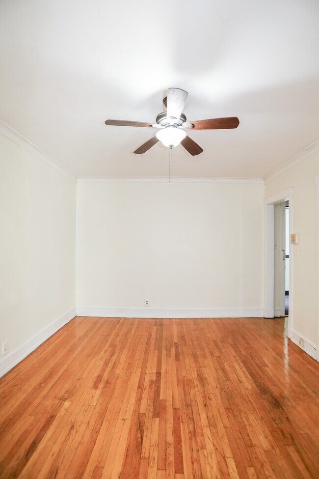 Foto del edificio - 1365 W Greenleaf Ave