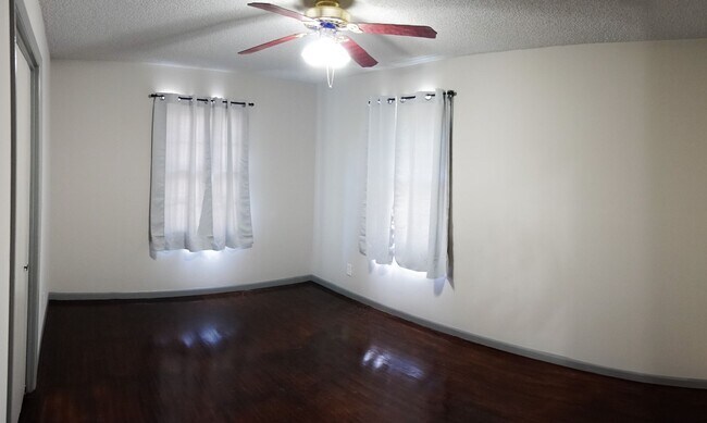 Building Photo - 3 Bed Home with 2 Living Areas, Large Yard, and Huge Patio | Garage | Near Kellogg | East Wichita