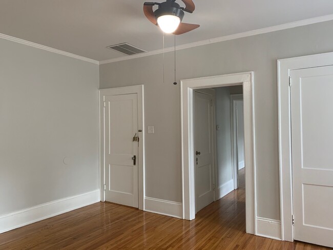 Building Photo - 1 Bedroom Unit available in the quaint nei...