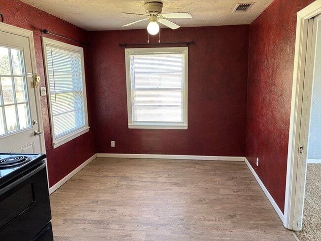 Foto del edificio - 303 N Western St