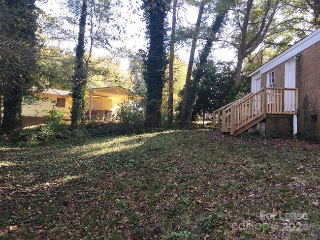 Foto del edificio - 2818 Ravencroft Dr