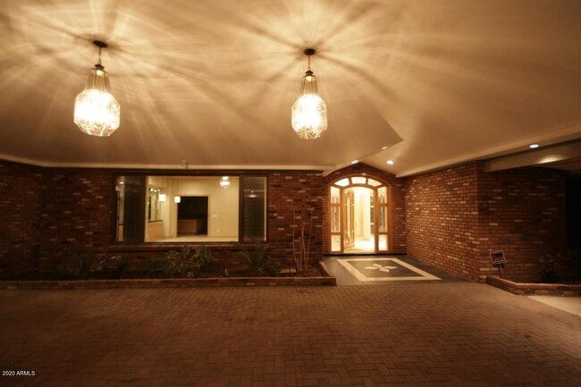 Building Photo - 1905 N Val Vista Dr