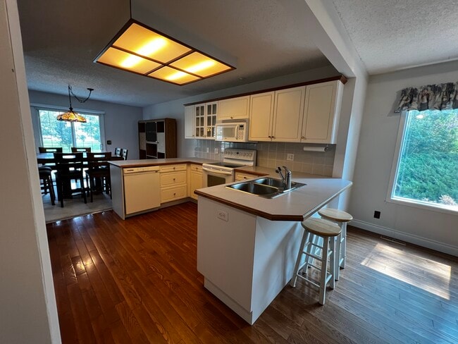 Building Photo - 10824-10102 102 St