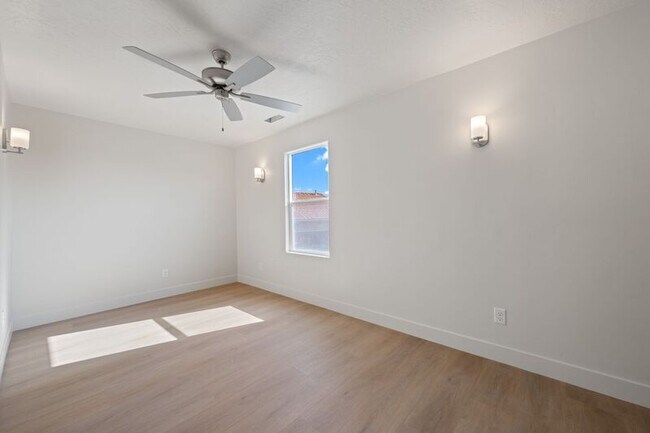 Building Photo - 146 E 400 N