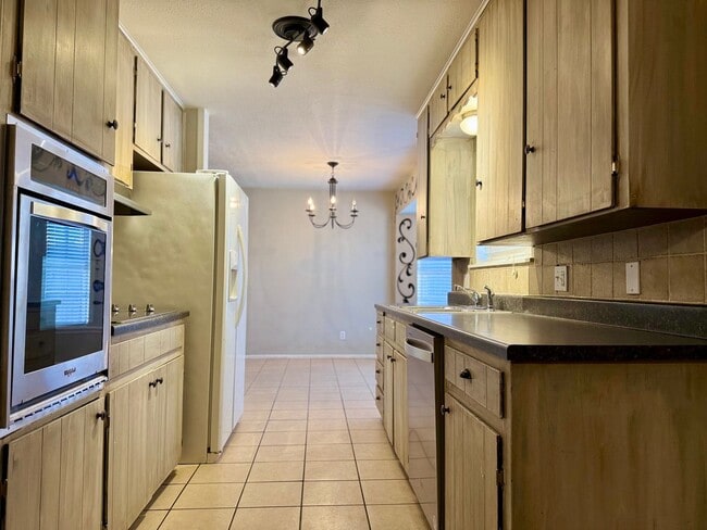 Building Photo - House For Rent