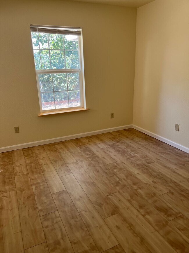 Building Photo - 2 Bedroom 2 Bathroom Home