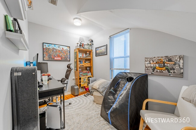 Building Photo - 3242 N Hoyne Ave