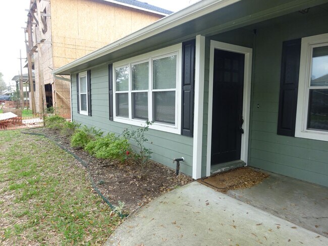 Foto del edificio - For Lease | 3 Bed, 1 Bath | 1,074 Sq Ft |O...