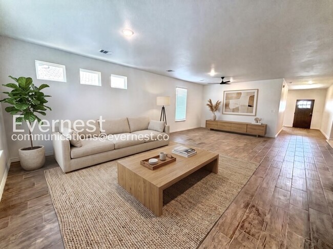 Building Photo - 2123 Hornbeam St