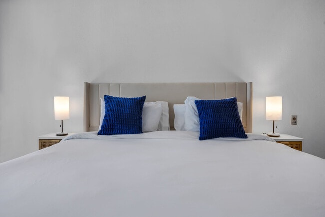 Building Photo - 1717 N Bayshore Dr