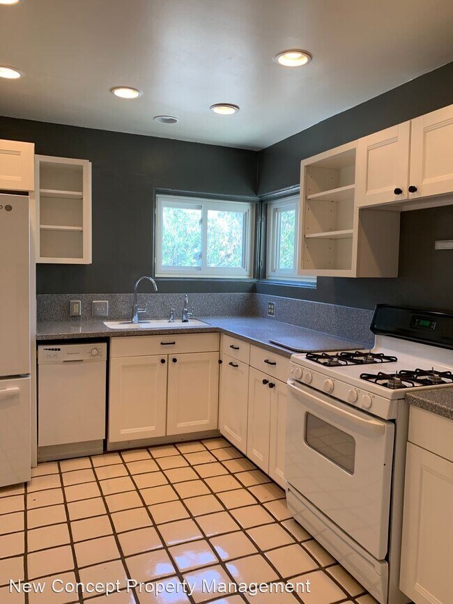 Building Photo - 2 br, 1 bath House - 2250 E Silver St