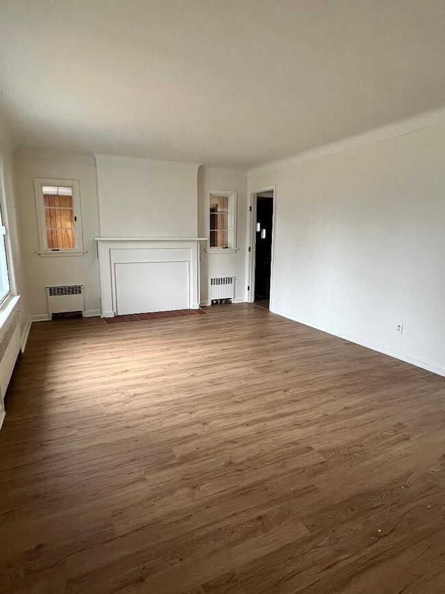 Building Photo - Spacious and updated single-family home!