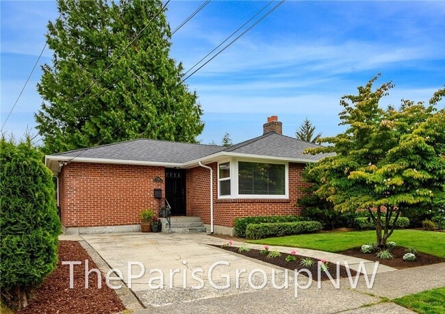 Building Photo - Renovated Magnolia Home – Open Floor Plan ...