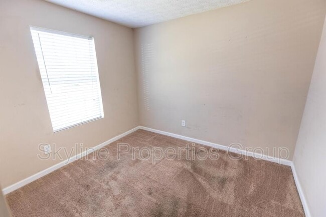 Building Photo - 592 Elles Way