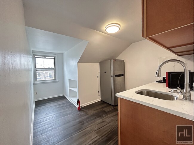 Building Photo - Large 2BR in East Bronx!