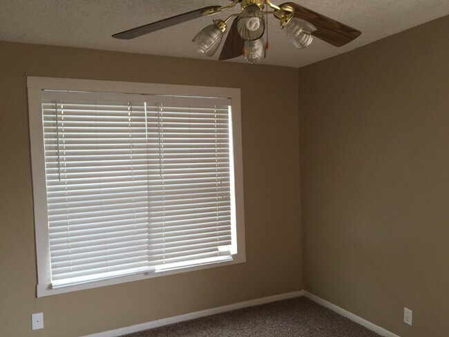 Building Photo - WOW! Elegant 2/1 w/ fireplace and new carp...