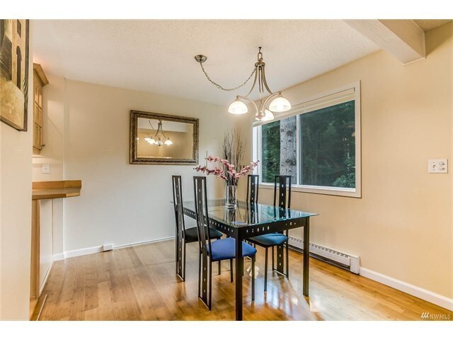 Building Photo - Beautiful 2 Bed 1.5 Bath in Sought After Woodridge, Bellevue.