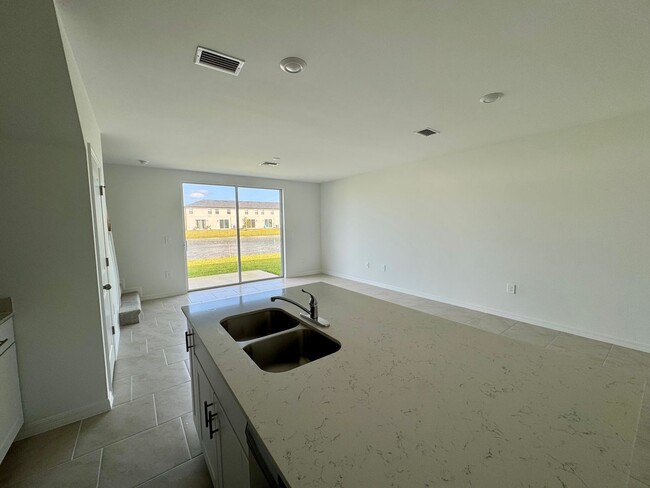 Foto del edificio - Newly Built 3-Bedroom Home with Spacious L...