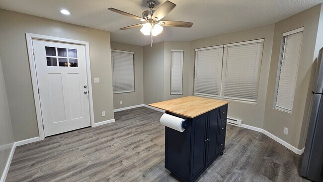 Building Photo - 715 W 8th St