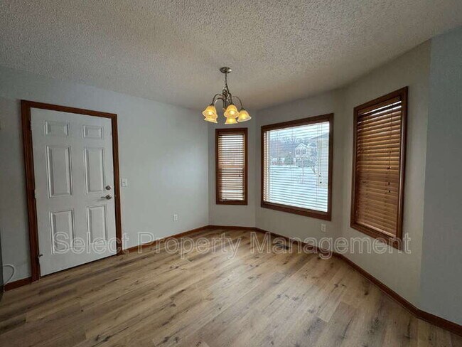 Foto del edificio - 829 Willen Ln