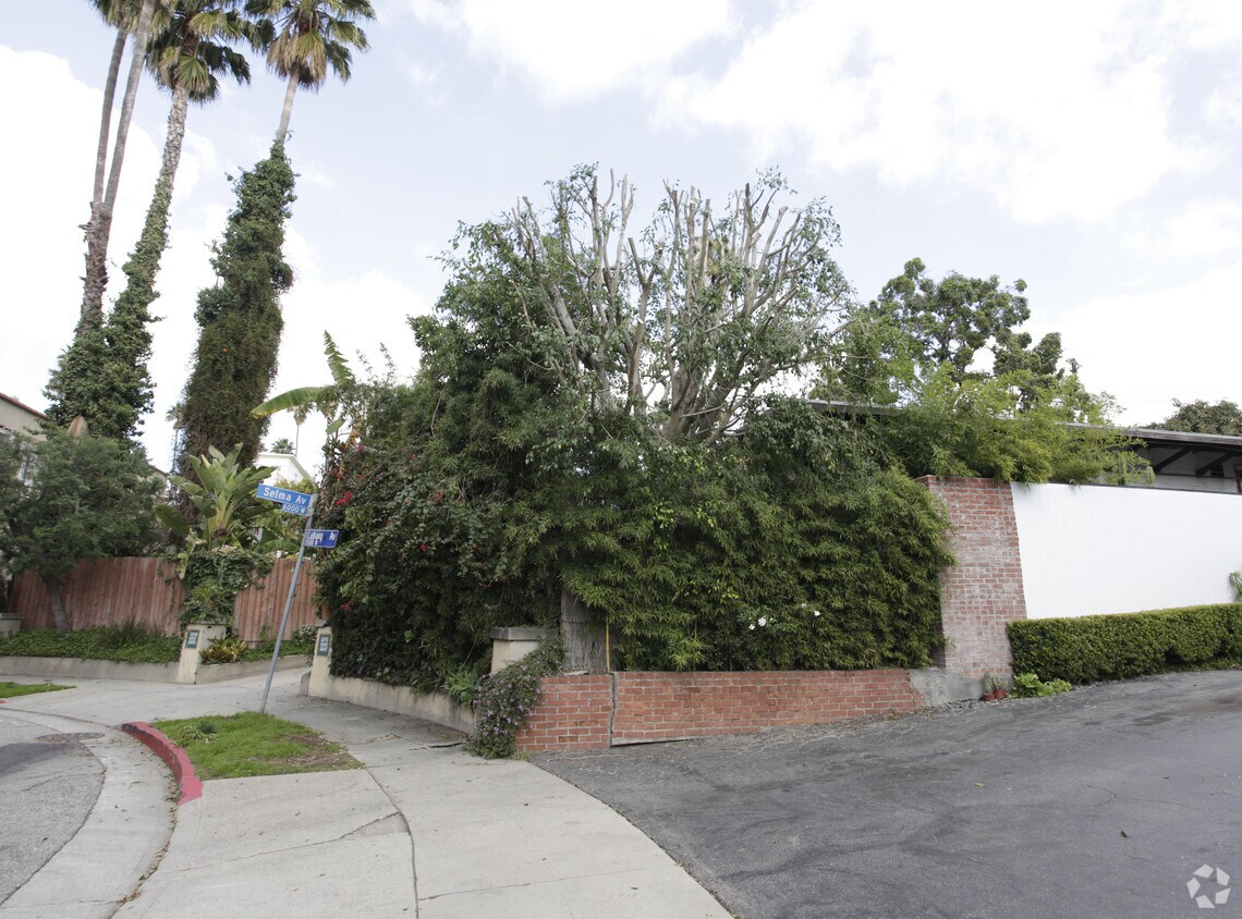 Foto del edificio - 6043-6053 Selma Ave
